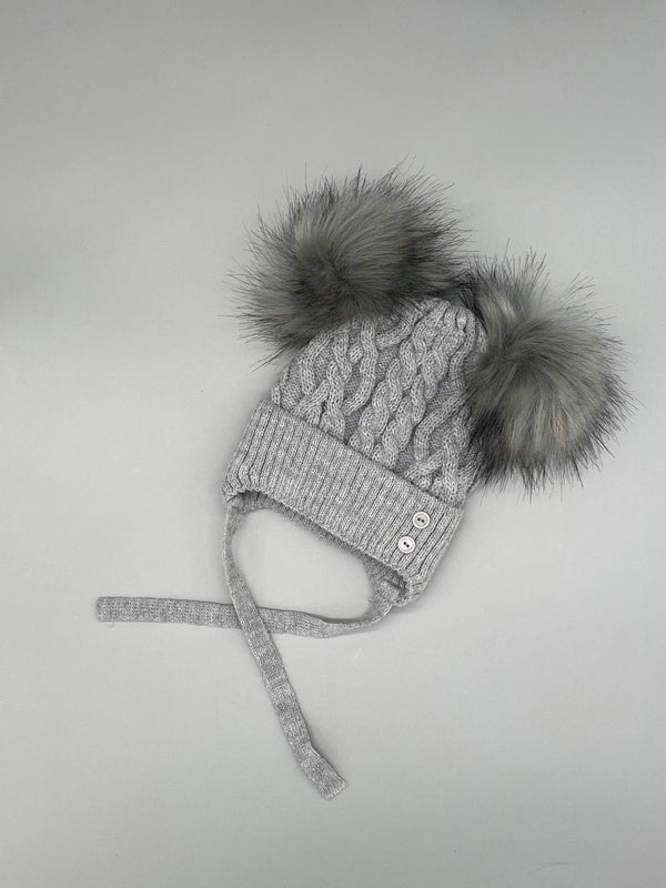 Kinder Double Pompom Cable Knit Hat