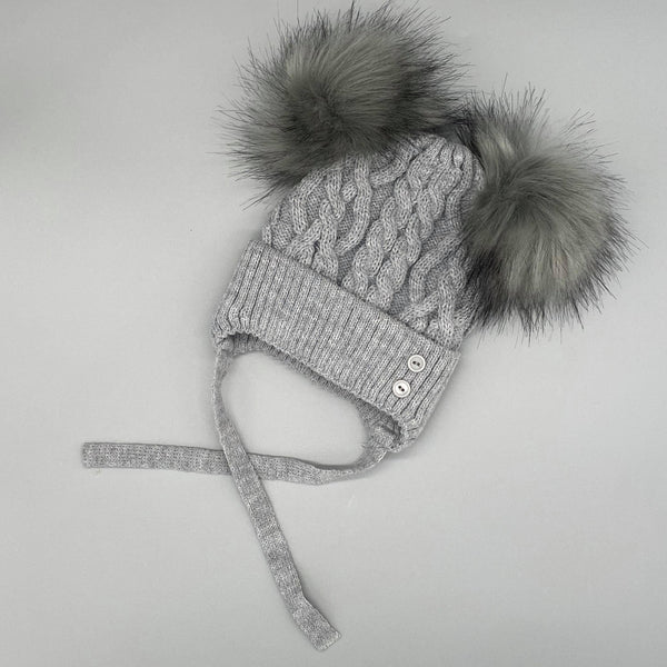 Kinder Double Pompom Cable Knit Hat